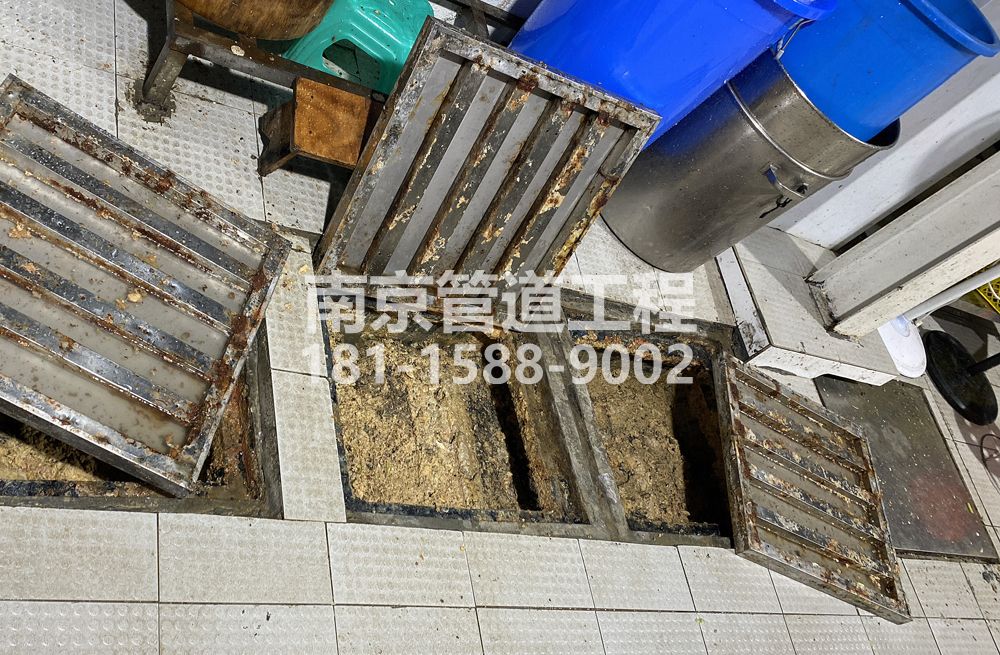 278栖霞村城管中队食堂隔油池清理